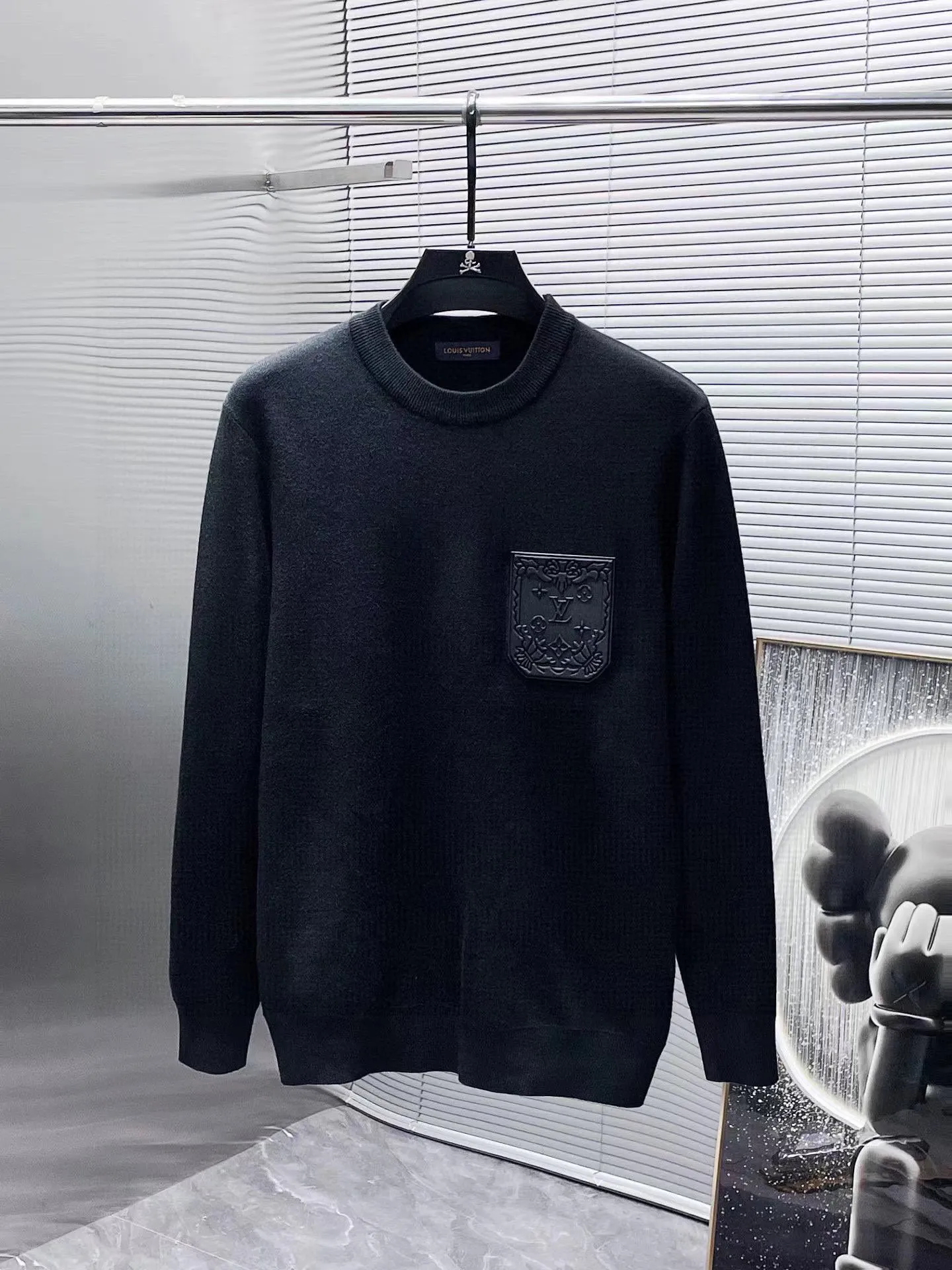 🅿️240 【LV Louis Vuitton】Autumn and winter classic round neck pullover sweater, in full condition! ! ! Wool blended fabric, the latest model in 2025, golden ratio! ! Slim-fitting soft gold, versatile and practical item, the combination and practicality are extremely powerful, simple and elegant, and classy! To create your own style, it is highly recommended to buy it in two colors. The standard slim fit tailoring process is suitable for both young and old men. It is knitted from wool and will not cause any discomfort! While keeping warm, it is stylish, textured and wearable, and the classic logo with contrasting colors on the chest feels in place! ! Recommended for regular customers! ! Size M-3XL (maximum wear: 190 pounds)